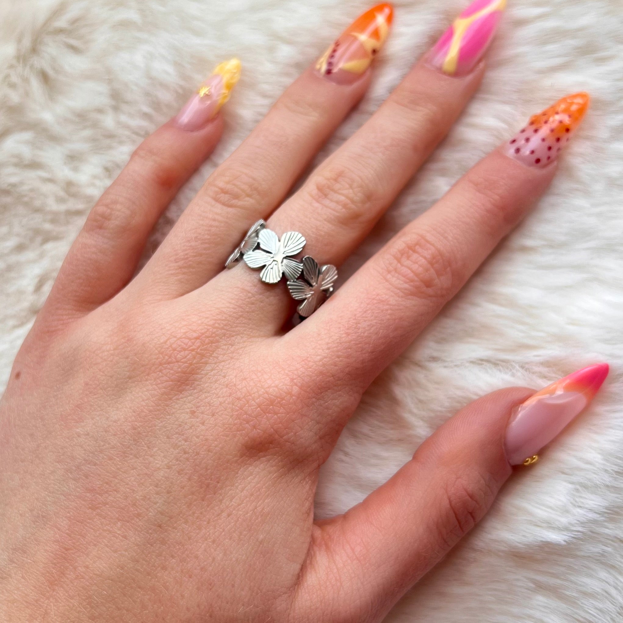 Anillo de flores plateado