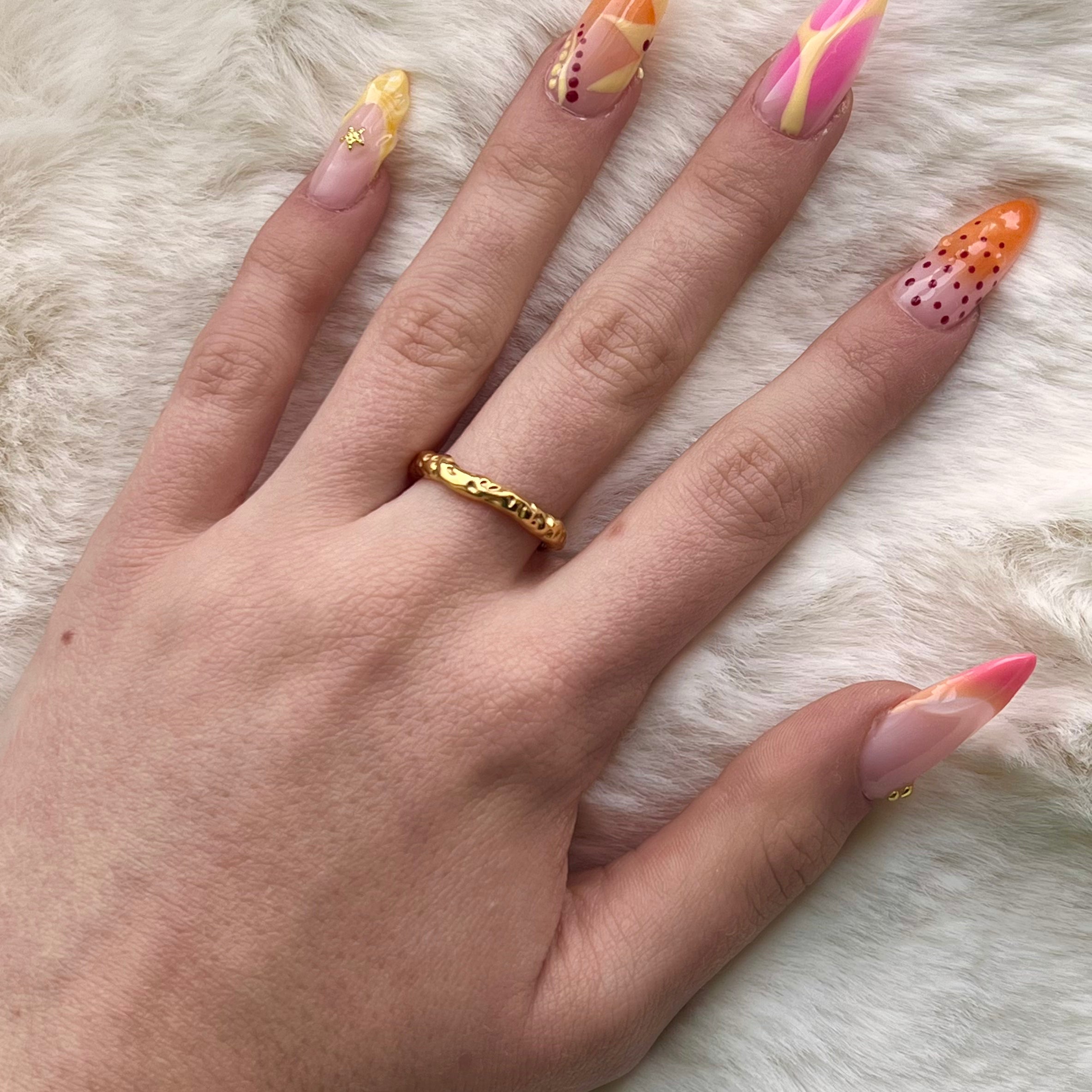 Anillo fino dorado