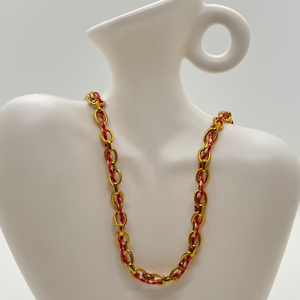 Collier chaîne dorée & cordon rouge