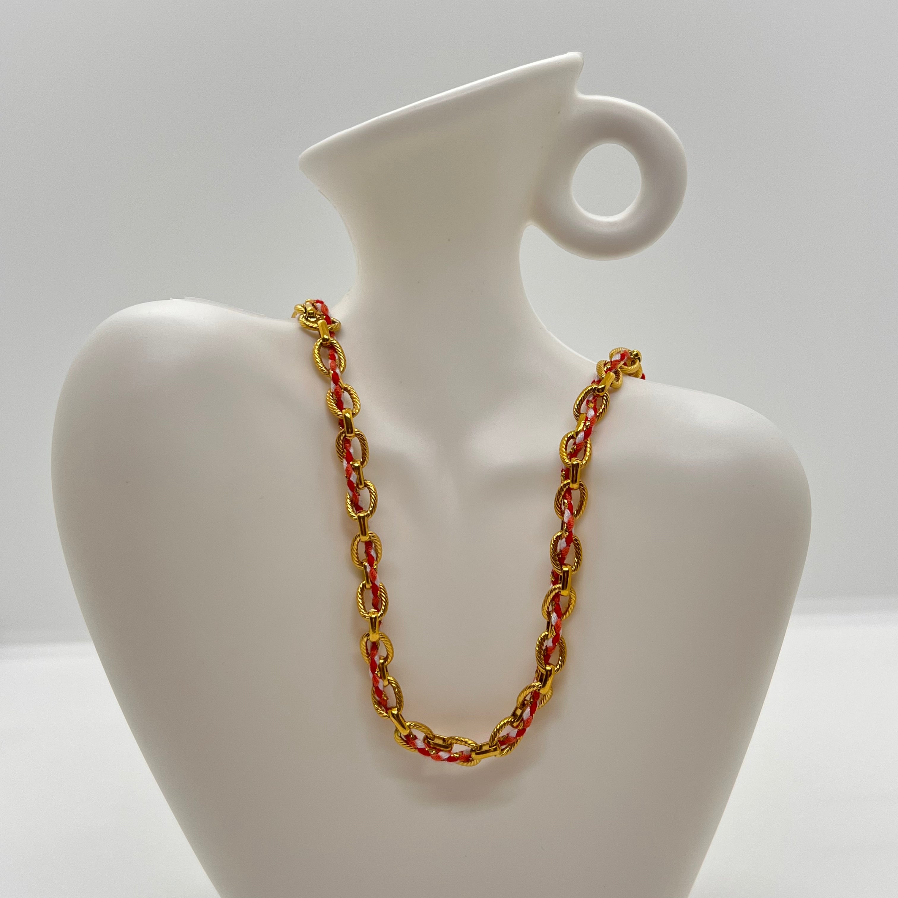 Collier chaîne dorée & cordon rouge