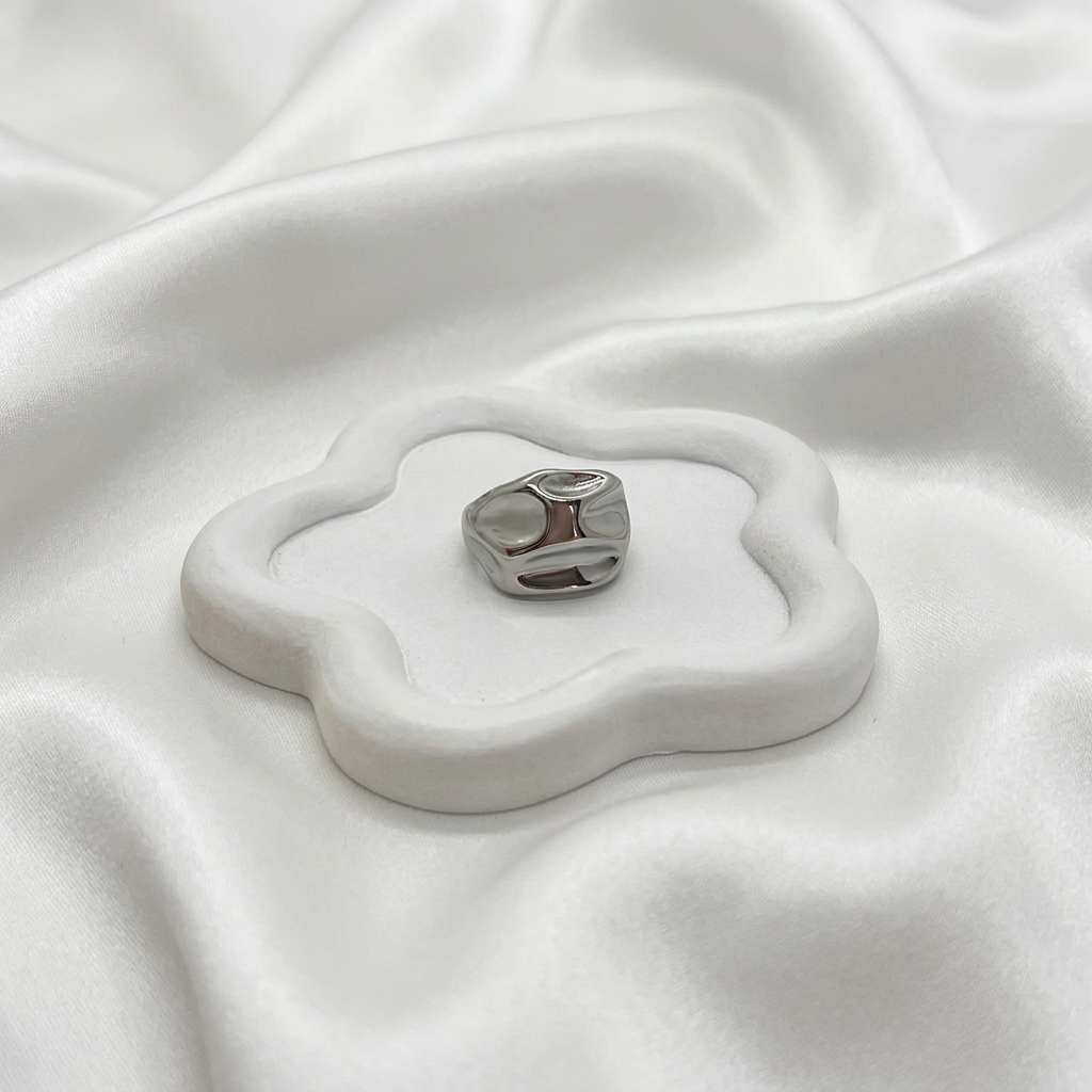 Bague argentée sculpturale, première vue