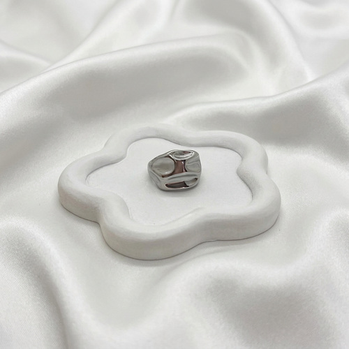 Bague argentée sculpturale, première vue