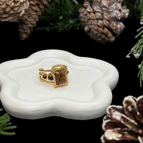 Bague dorée, vue rapprochée