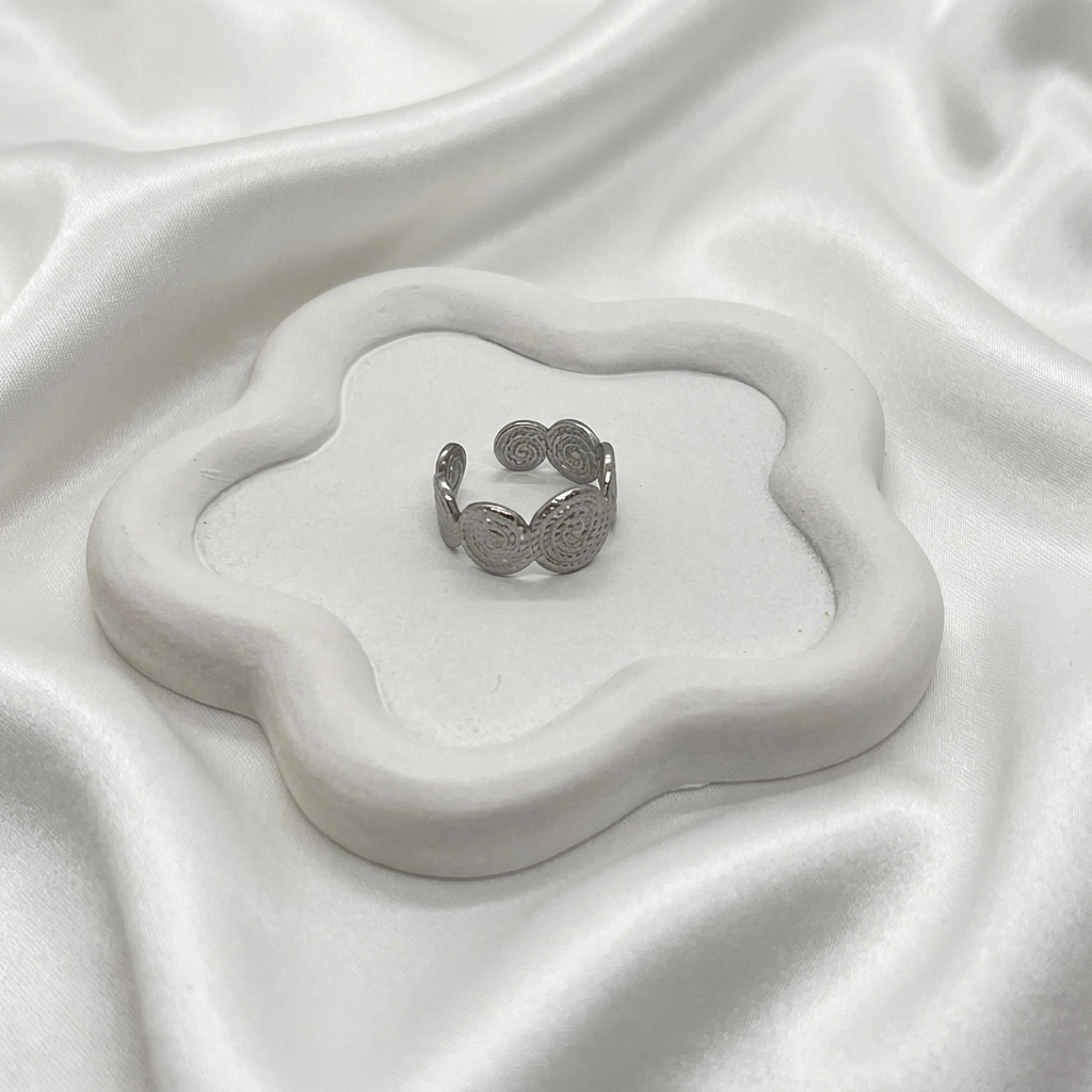 Bague à motifs spirales, vue rapprochée