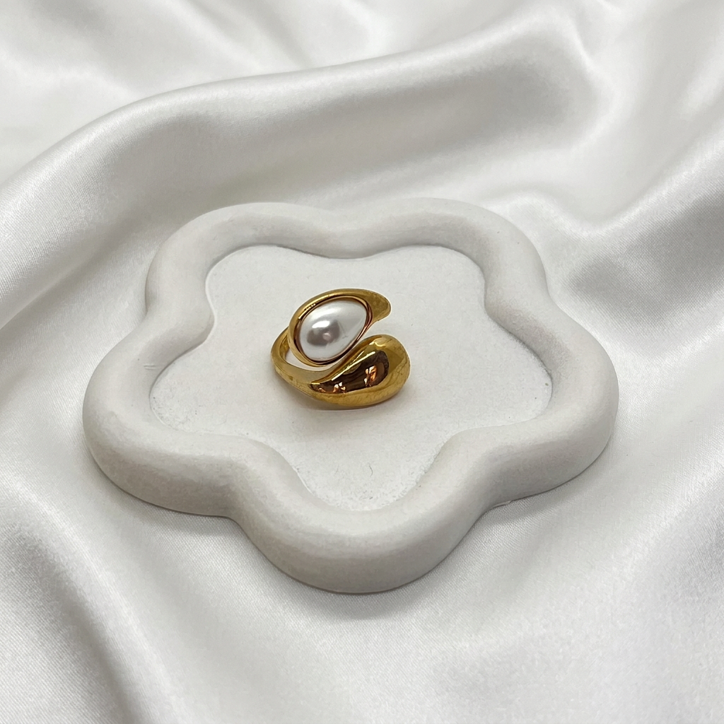 Bague nacrée dorée, vue rapprochée