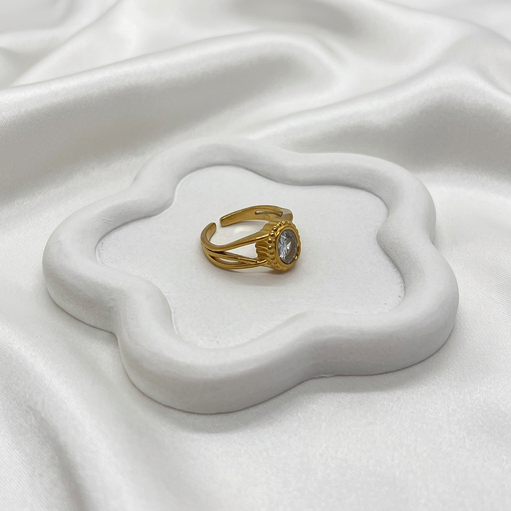 Bague à pierre facettée, vue rapprochée