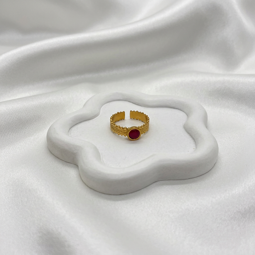Bague à pierre rouge, vue complète