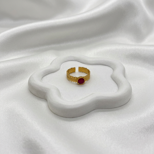 Bague à pierre rouge, vue complète