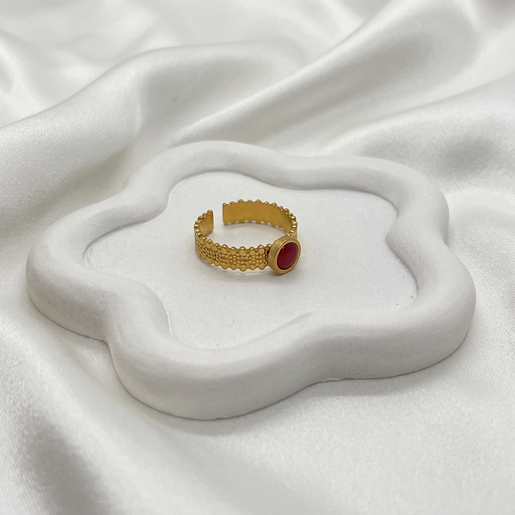 Bague à pierre rouge, vue rapprochée