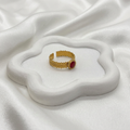 Bague à pierre rouge, vue rapprochée