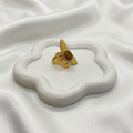 Bague sculpturale à pierre brune, vue rapprochée