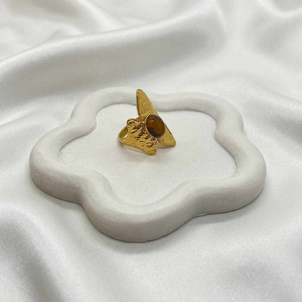 Bague sculpturale à pierre brune, vue rapprochée