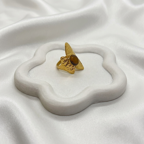 Bague sculpturale à pierre brune, vue rapprochée