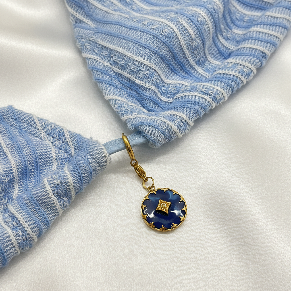 Bijou de maillot de bain - charm médaillon émaillé bleu marine avec bordure étoilée dorée, vue 2
