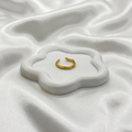 Bijou sur soie blanche, vue complète