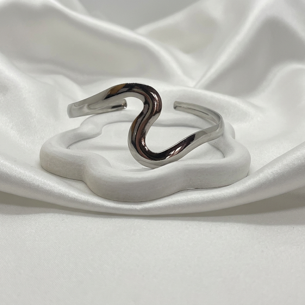 Bracelet argenté ondulé, première vue