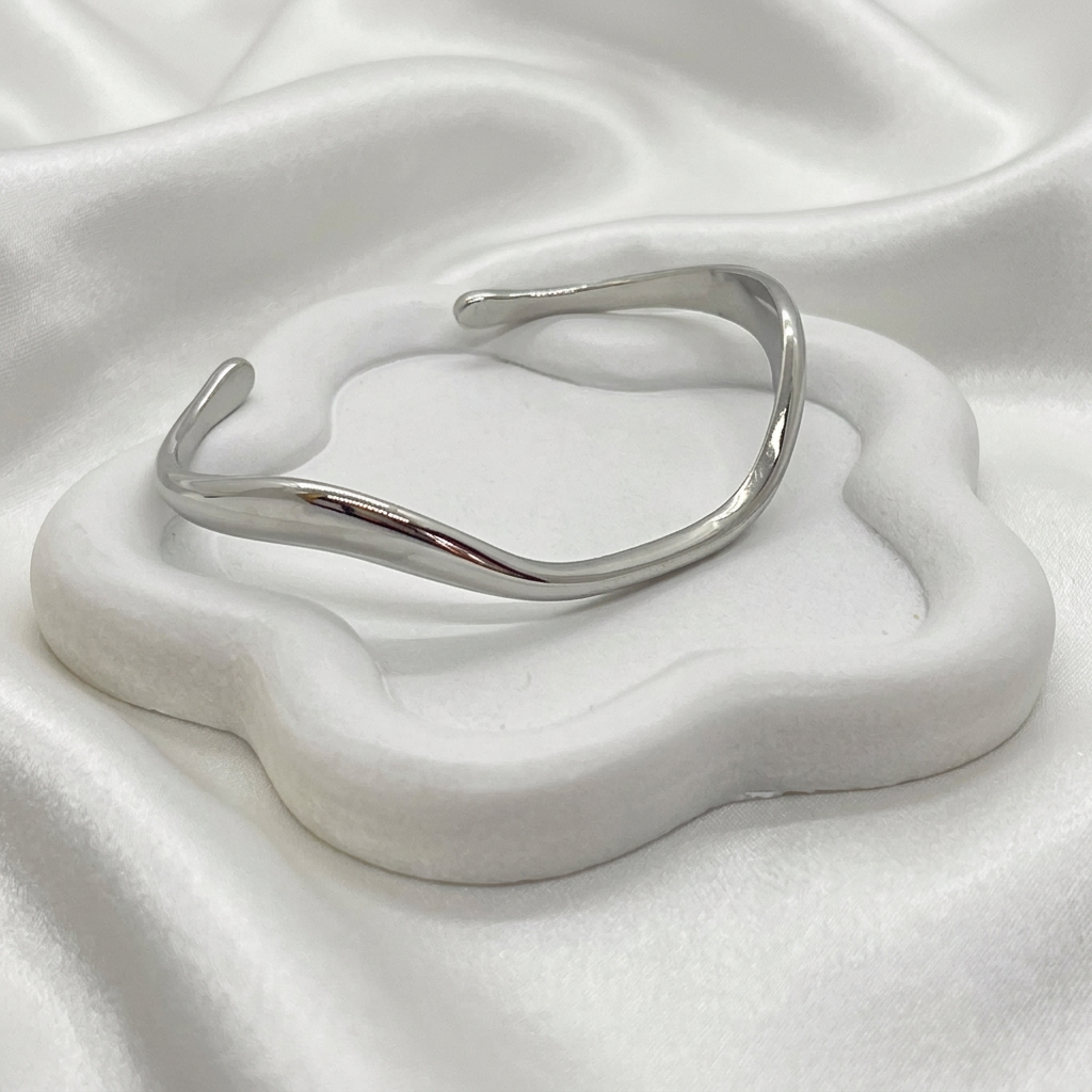 Bracelet argenté, vue rapprochée