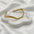 Bracelet doré, vue rapprochée
