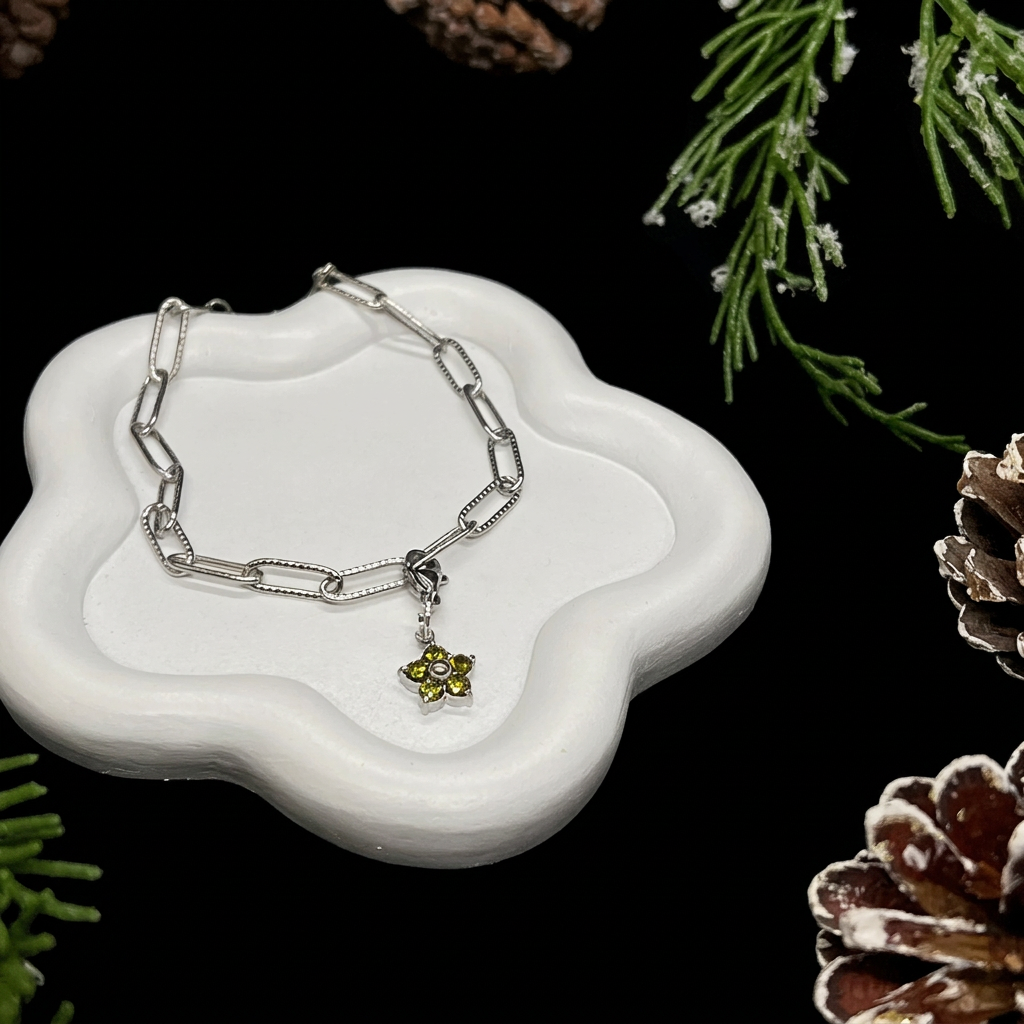 Bracelet fleur verte, vue rapprochée