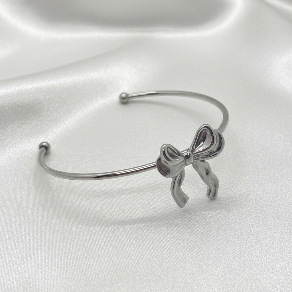 Bracelet nœud argenté sur fond soie blanc