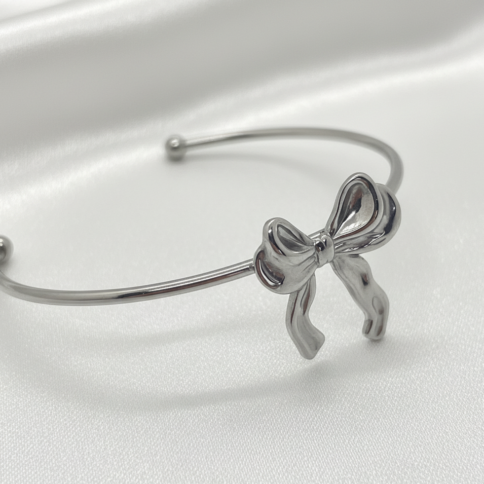 Bracelet nœud argenté zoom sur fond soie blanc