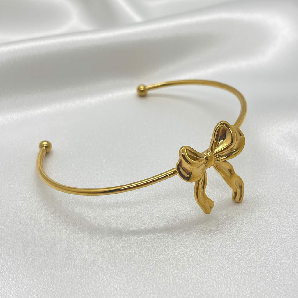Bracelet nœud doré sur fond soie blanc