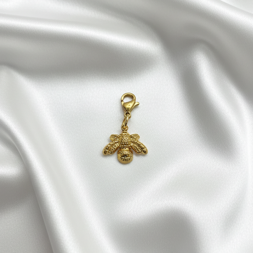Charm abeille dorée sur fond soie blanche