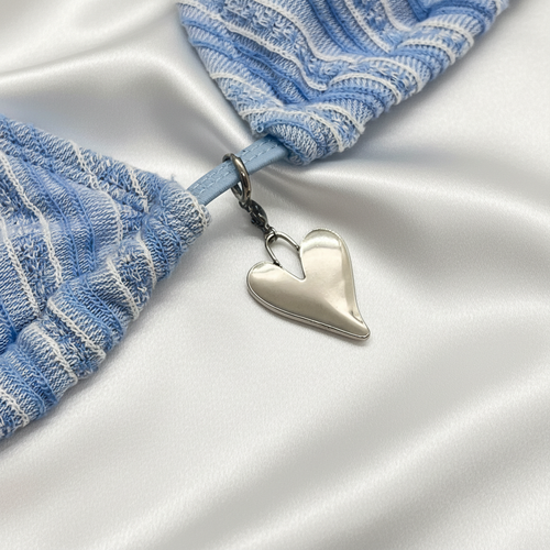 Charm cœur argenté angle 2 fond soie blanche