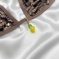 Charm citron angle 1 fond soie blanche