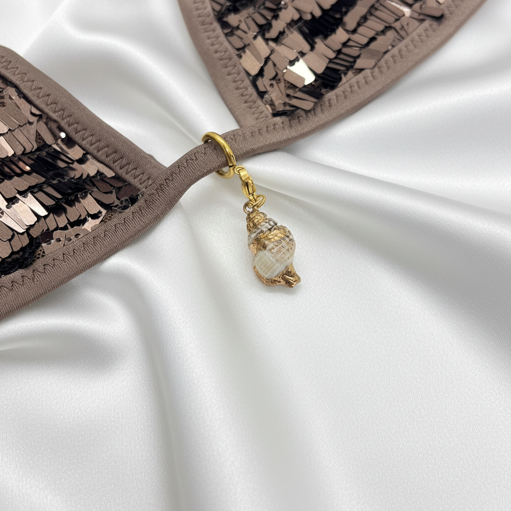 Charm coquillage spirale angle 2 fond soie blanche bijou de maillot de bain
