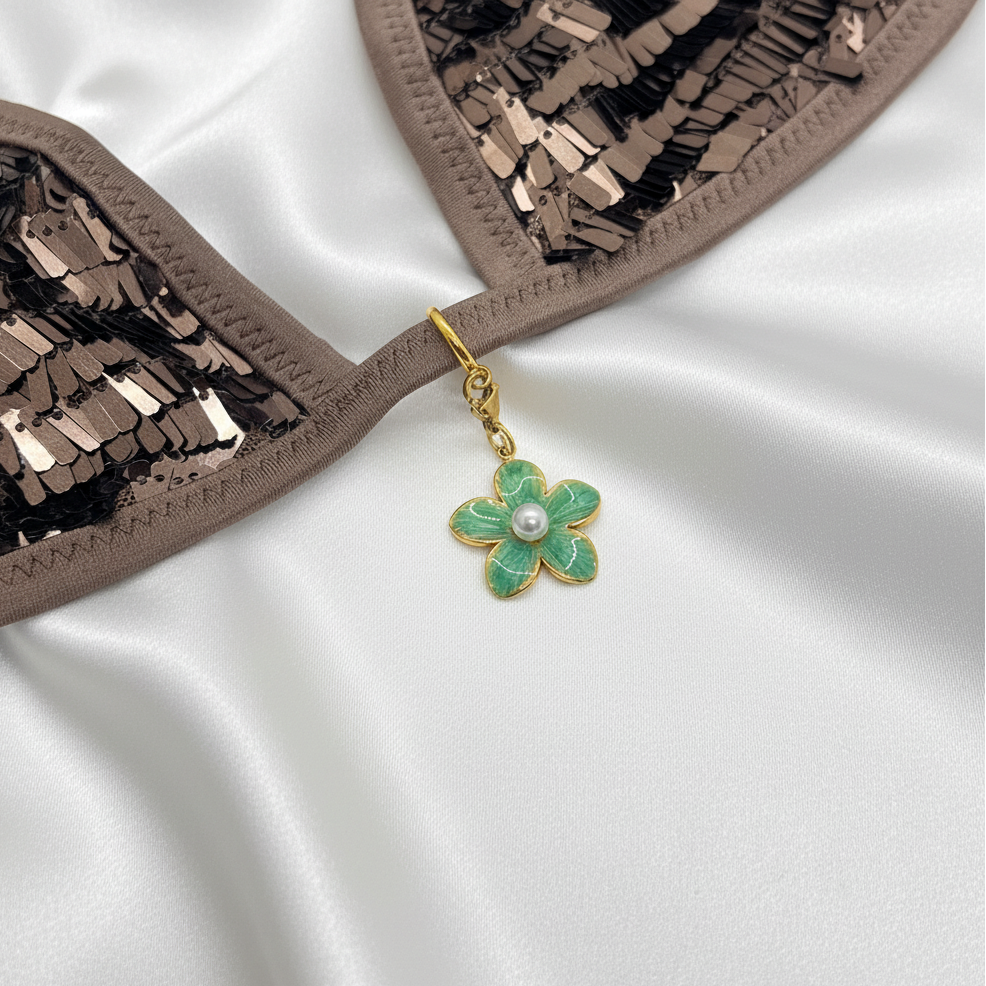 Charm fleur verte perle angle 2 fond soie blanche bijou de maillot de bain