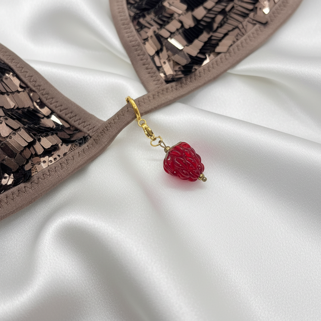 Charm framboise fond soie blanche bijou de maillot de bain