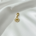 Charm marguerite sur soie blanche