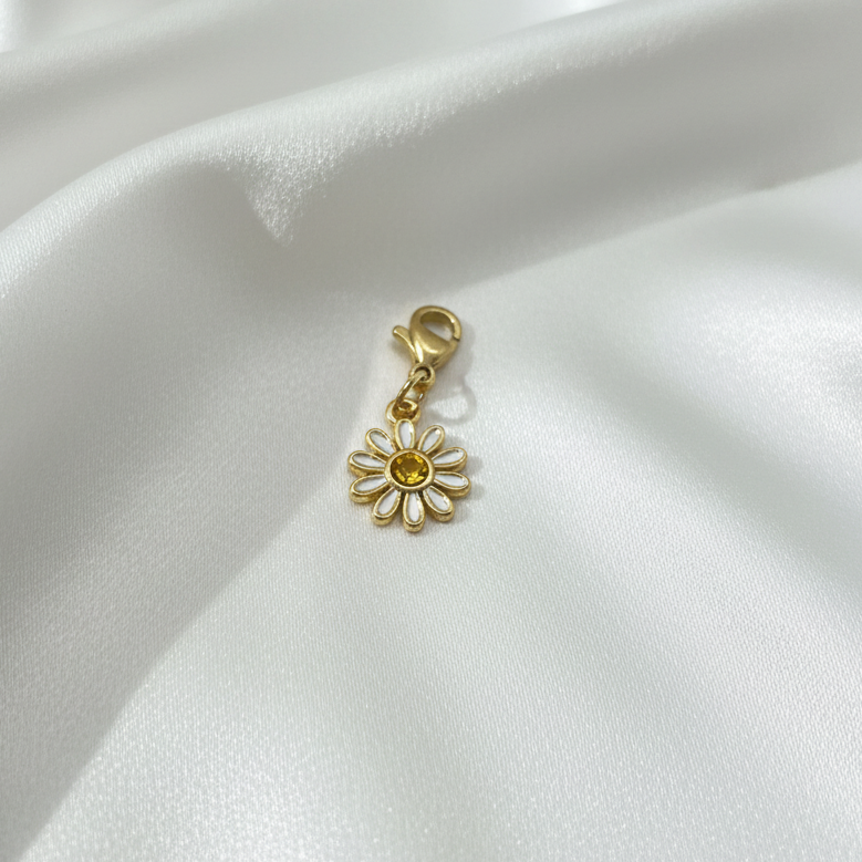 Charm marguerite sur soie blanche