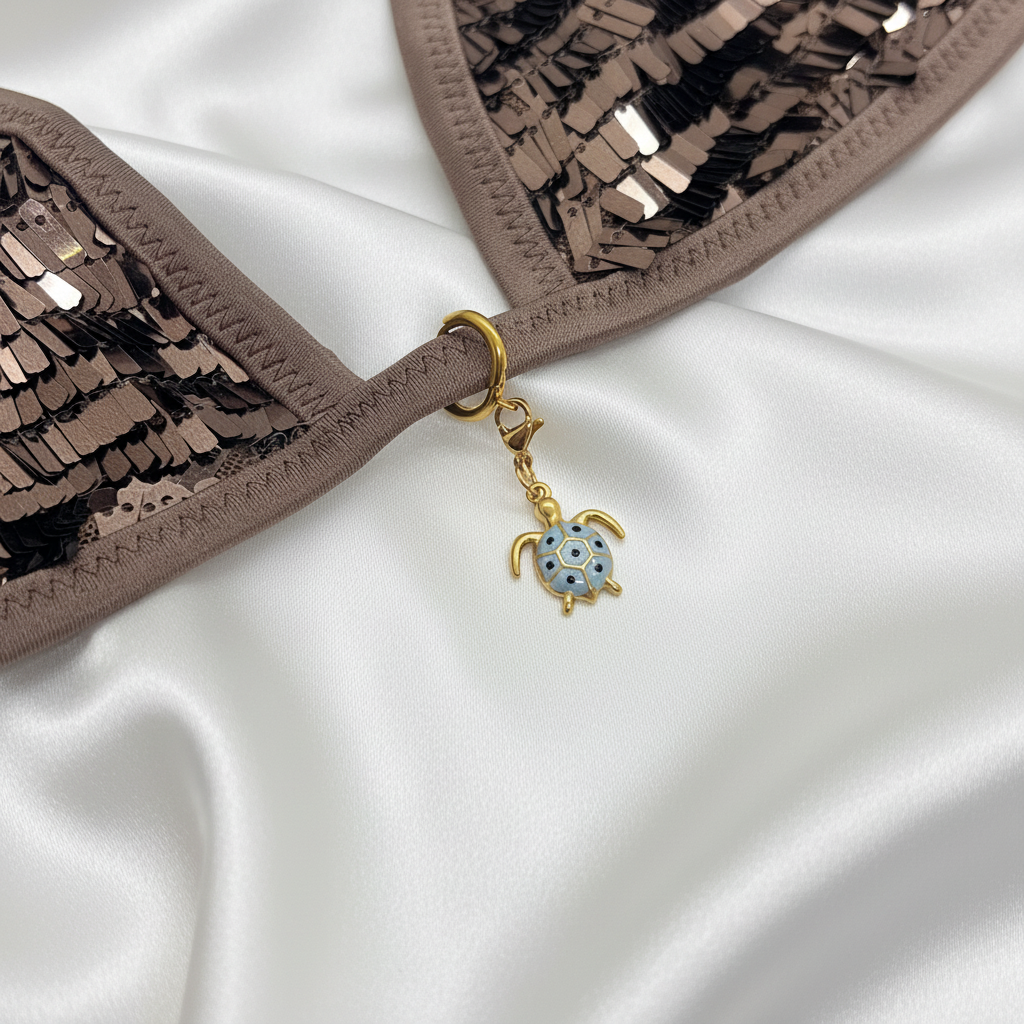 Charm tortue émail bleu angle 2 fond soie blanche bijou de maillot de bain