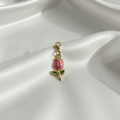 Charm tulipe rose sur soie blanche