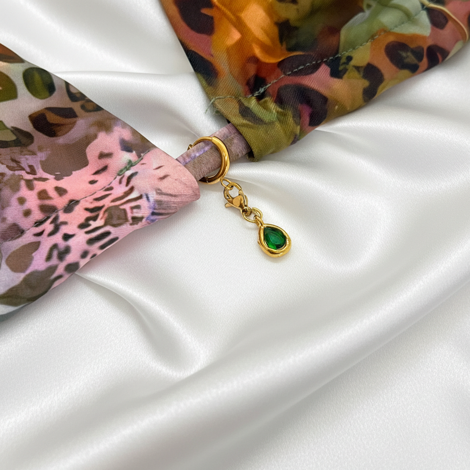 Charme émeraude sur maillot fleuri léopard - vue 2