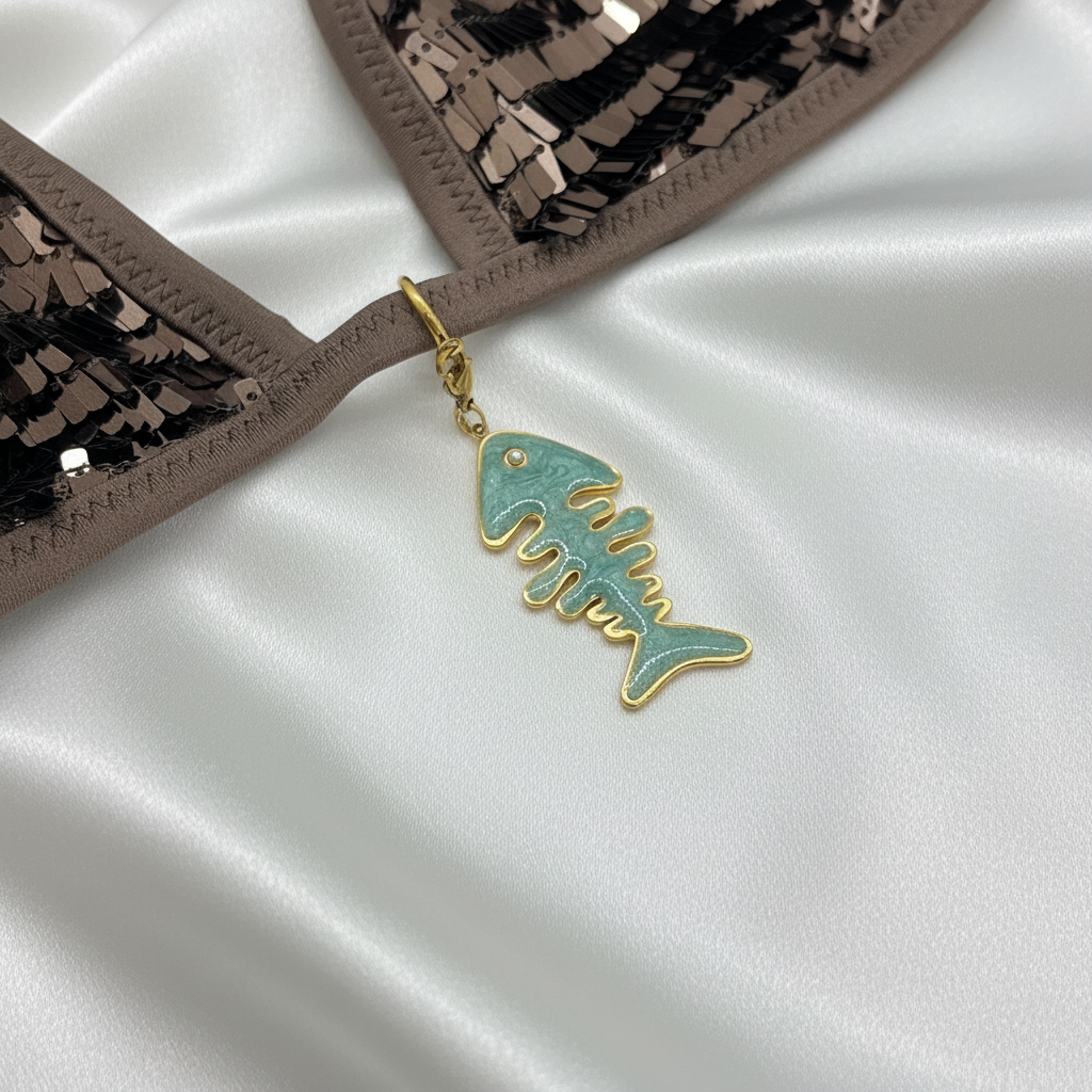 Charme poisson sur maillot marron - fond soie blanche 2