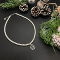 Collier sur fond noir uni