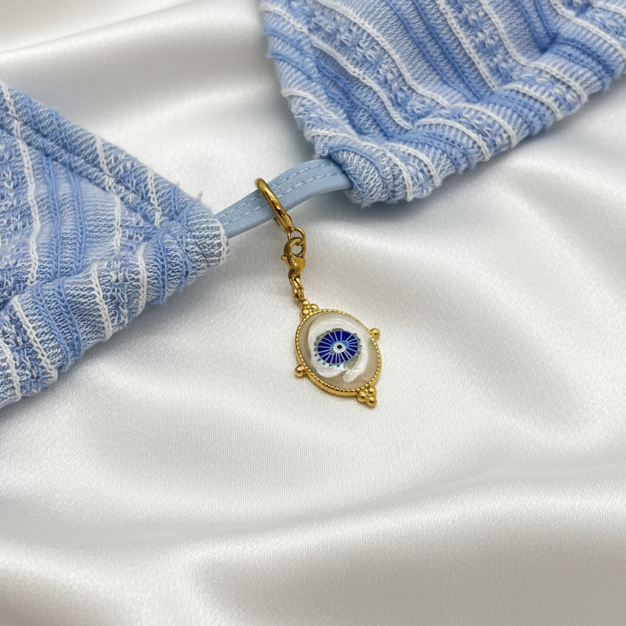 Evil eye sur maillot bleu - fond soie blanche