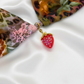 Fraise sur maillot fleuri - vue 2 - fond soie blanche