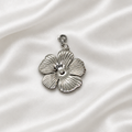 Grande fleur argentée sur soie blanche