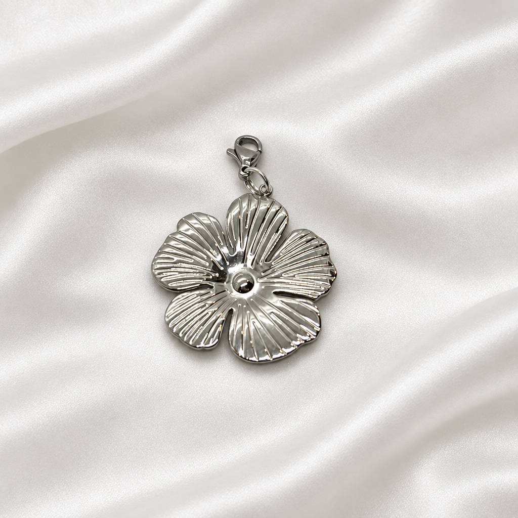 Grande fleur argentée sur soie blanche
