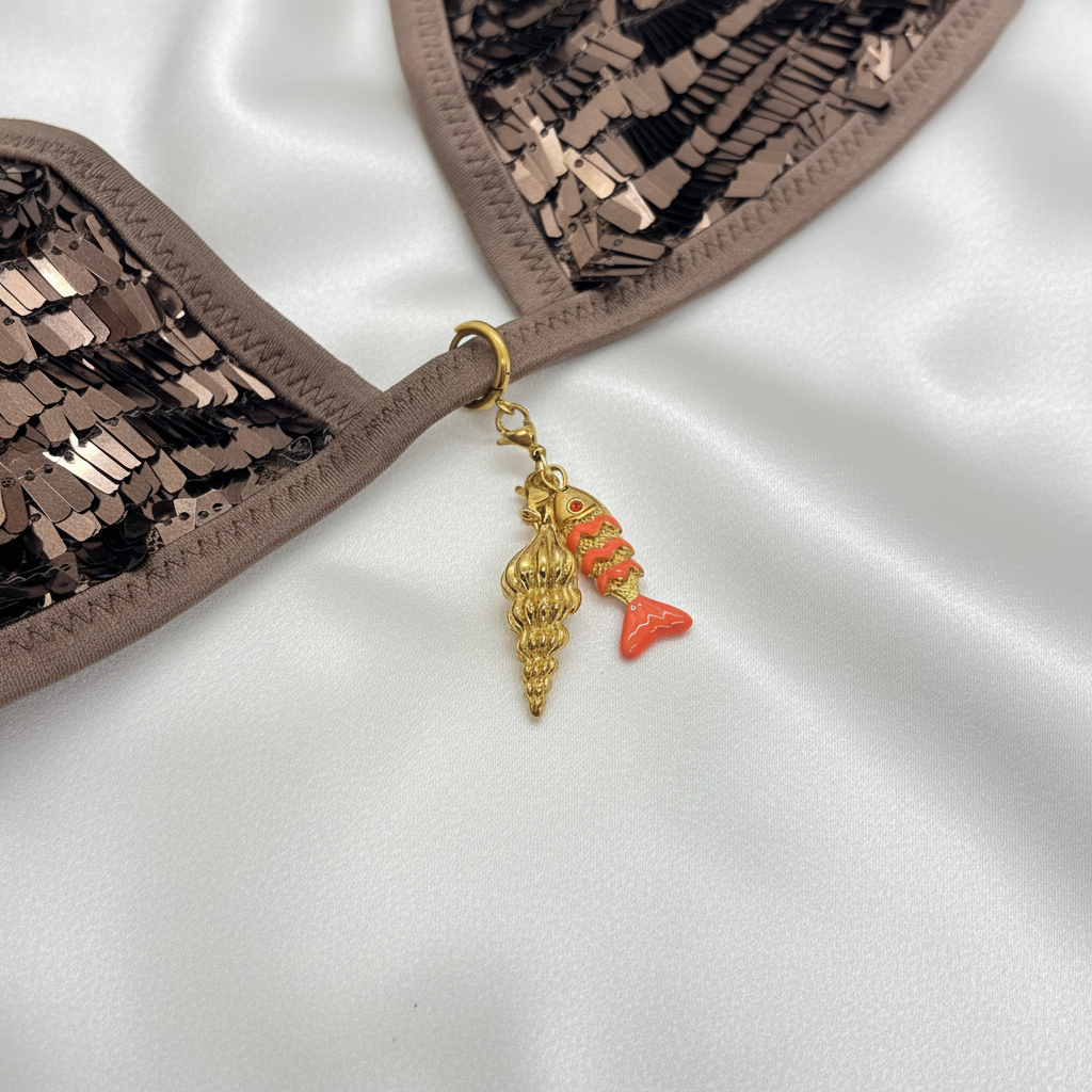 Bijou de maillot de bain – charm poisson koï émail orange et coquillage doré
