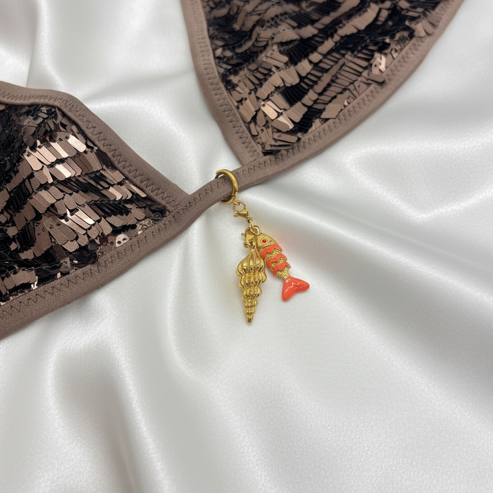 Bijou de maillot de bain – charm poisson koï émail orange et coquillage doré