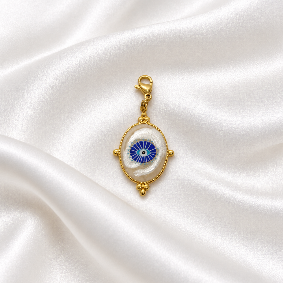 pendentif 3 sur soie blanche