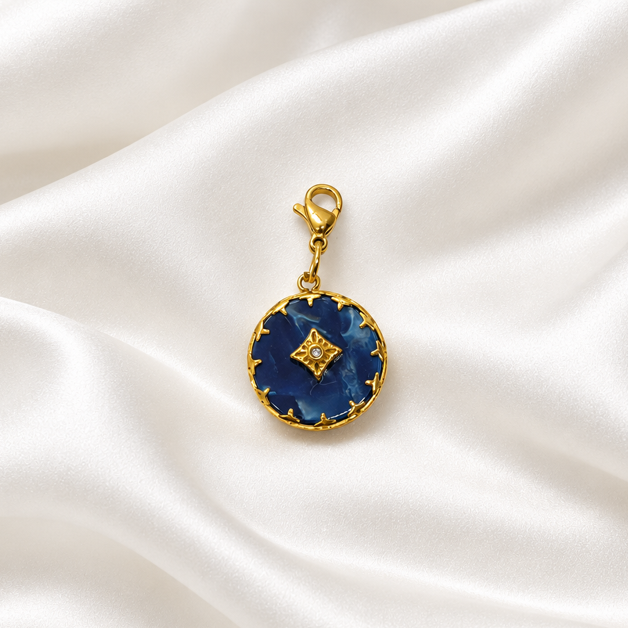 pendentif 4 sur soie blanche