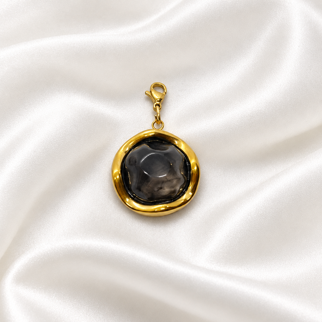 pendentif 5 sur soie blanche