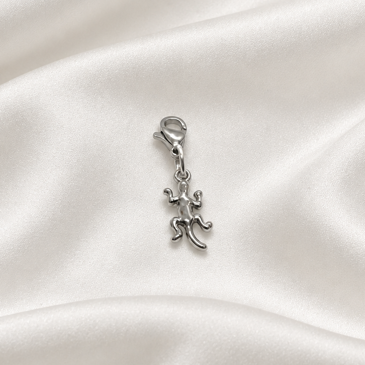 Pendentif argenté sur soie blanche