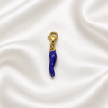Pendentif bleu avec fermoir doré sur soie blanche
